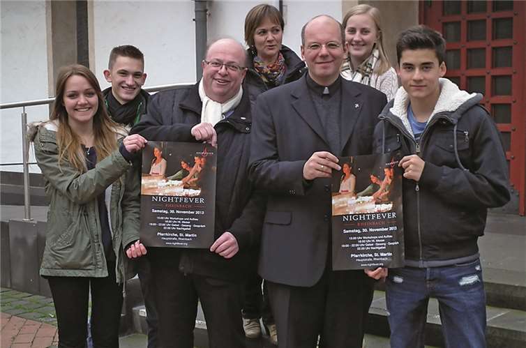 Pater Damian im Kreise von Michaela Bartels, Paul Nelles und vier jungen Fischern.