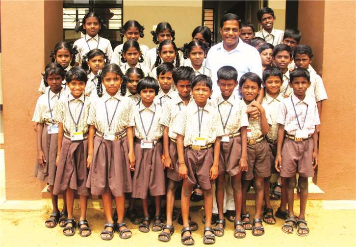 Pater Dr. Emmanuel Savariaradimai mit einer Schulklasse. Fotos: FRE