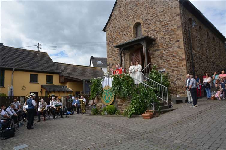 Ein Segen für Mensch, Maschine und Tier Pater Elias aus dem Kloster Maria Laach konnte die Messe mit erfreulich vielen Besuchern feiern