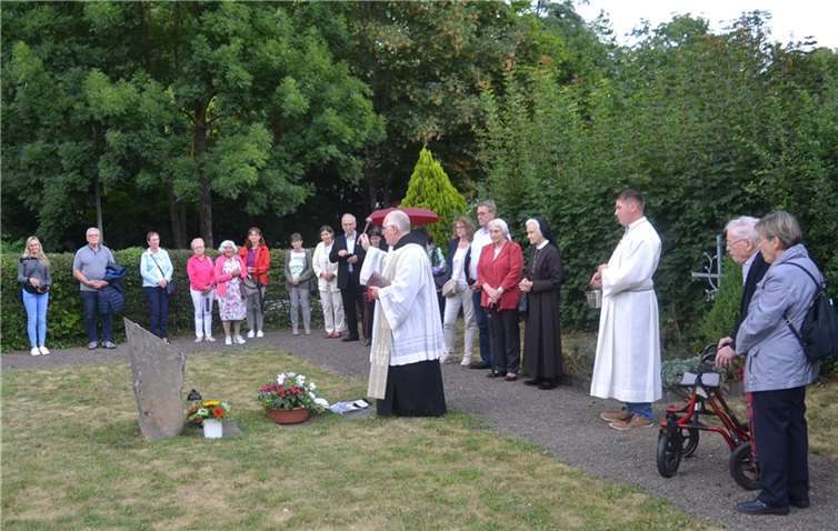 Pater Elias weiht in Anwesenheit der Burgbrohler Bürgerinnen und Bürger die Franziskanerinnen-Stele ein. Foto: Eberhard Thomas Müller