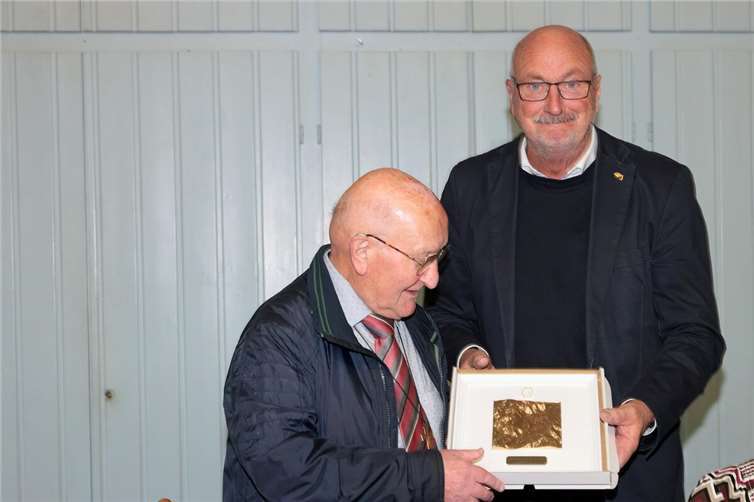 Pater Franz Mehwald wurde als Dank ein Relief des Ahrtales überreicht.Fotos: Werner Dreschers