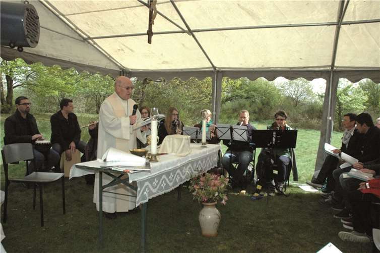 Pater Franz Mehwald zelebrierte die Bergmesse. UM