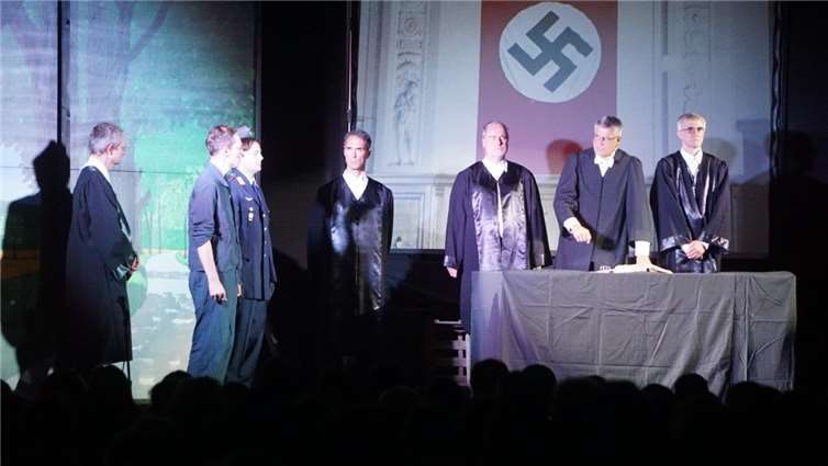 Pater Franz Reinisch wird der Prozess gemacht und das Todesurteil verkündet. Fotos: STUKO