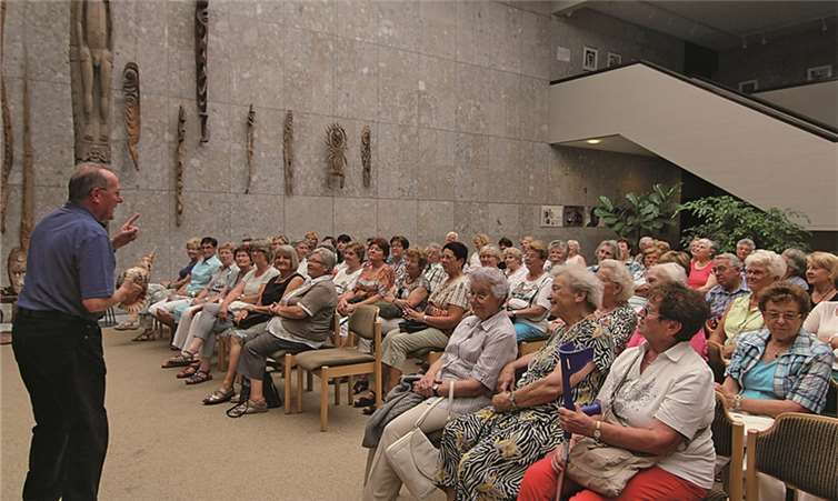 Pater Gebhard gab den Gästen interessante Informationen zum völkerkundlichen Museum. privat