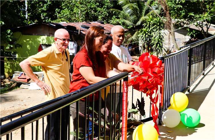 Pater Heinz Kulüke (links) hat sein Leben in den Dienst der bitterarmen Müllkippenmenschen gestellt und ist auch bei der Einweihung der neuen Vorschule in Tapul persönlich vor Ort.  Foto: Joel Toroy