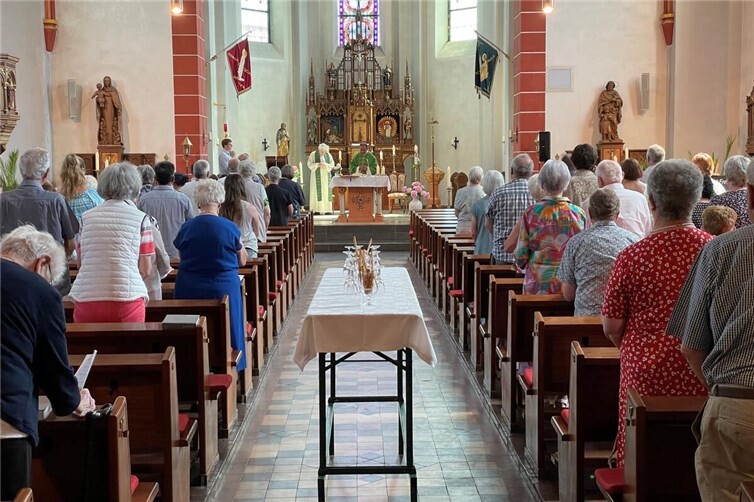 Pater Jerry Louis feiert die Heilige Messe bei seiner Einführung 