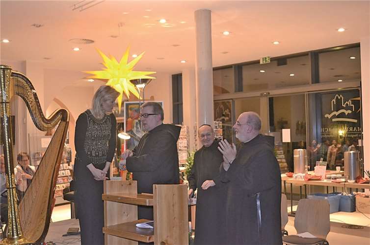 Pater Johannes, Bruder Marianus und Bruder Stephan (v.l.) stimmten mit dem Publikum überein, dass Ulla van Daelen noch einmal als Zugabe in ihre Himmelsharfe greifen musste.