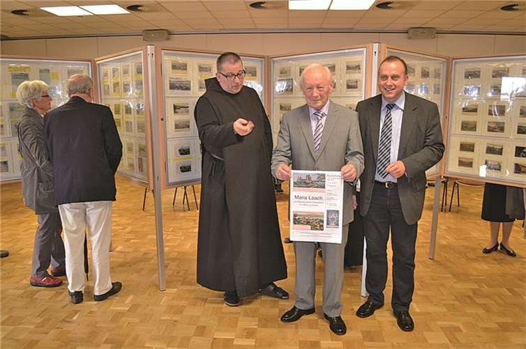 Pater Johannes von Maria Laach, Dieter Kaspari und Verbandsbürgermeister Johannes Bell kamen bei der Ausstellungseröffnung miteinander ins Gespräch. privat