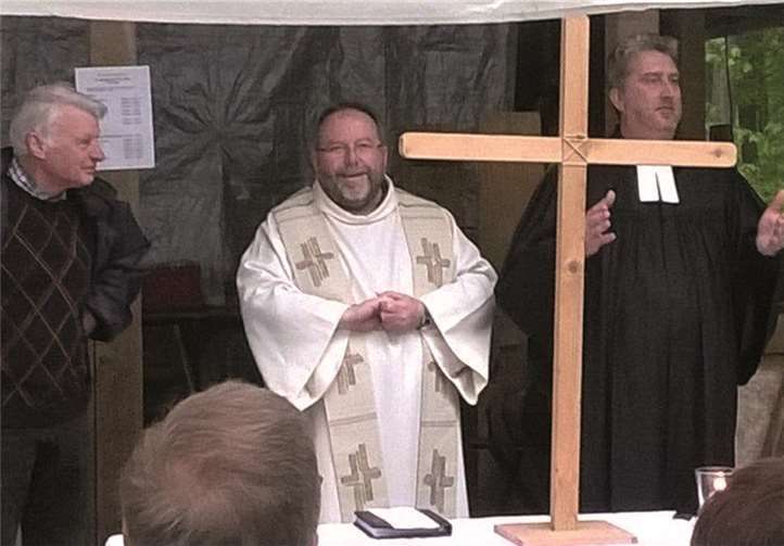 Pater Kiefer und Pfarrer Götz mit Vors. Lutz Haushahn,