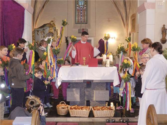 Pater Marek und die Kindergartenkinder beim Gottesdienst in der Kirche St. Georg Miel.privat