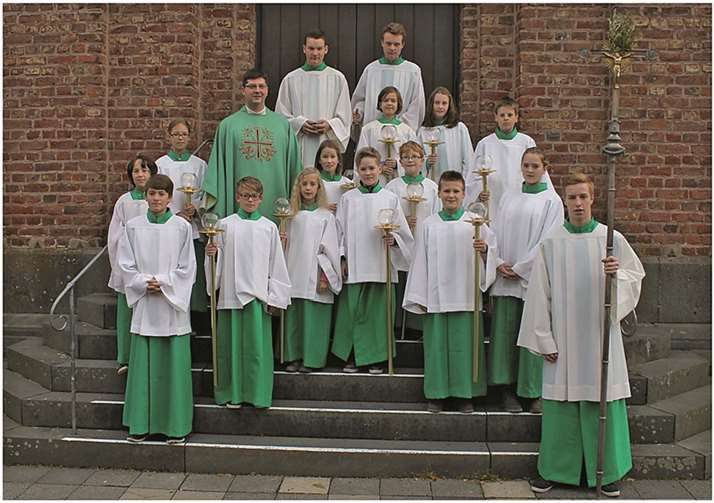Pater Marek und die erfahrenen Messdiener hießen die „neuen Schäfchen“ willkommen.privat