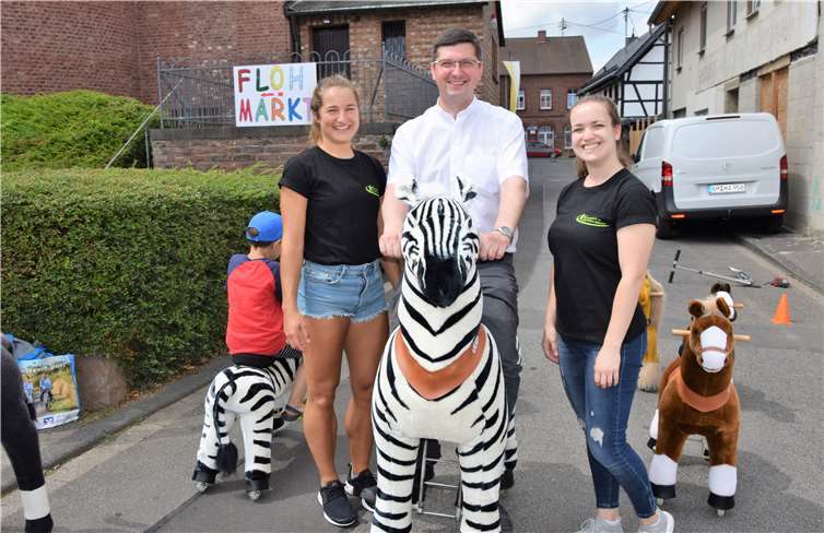 Pater Marek, von Seelsorgeteam Swisttal probierte das Reiten auf dem Zebra. Fotos: EICH
