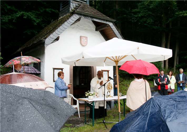 Pater Mathew hielt die Andacht für die Pilger.Foto: SES