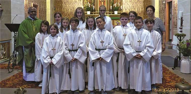 Pater Mathew mit den Messdienern der katholischen Pfarrgemeinde St. Johannes Ap. Dieblich.Privat