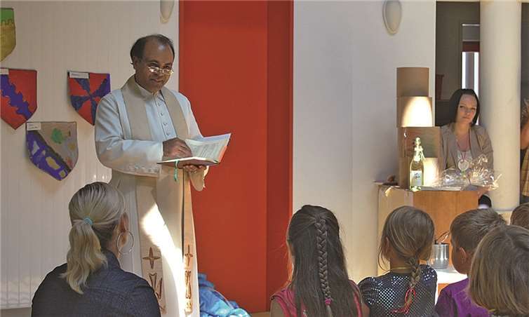 Pater Norbert Maliekal segnet das neue Haus im Beisein der Kinder.  PS