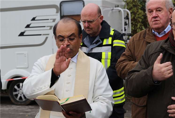 Pater Norbert Maliekal segnete die Straße ein.