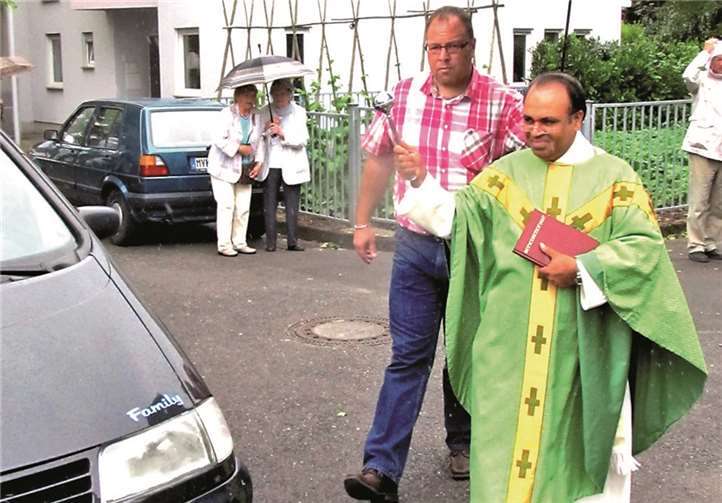 Pater Norbert segnet die Fahrzeuge in Mülhofen.PS