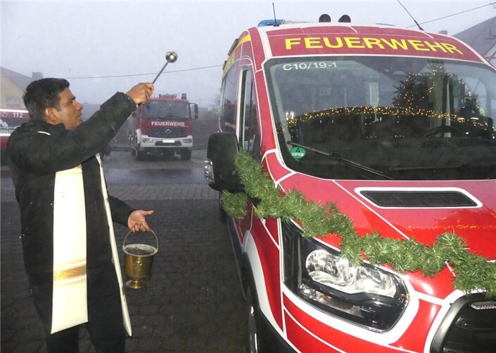 Pater Peter Alphonse verlieh dem neuen Einsatzfahrzeug der Freiwilligen Feuerwehr den christlichen Segen.