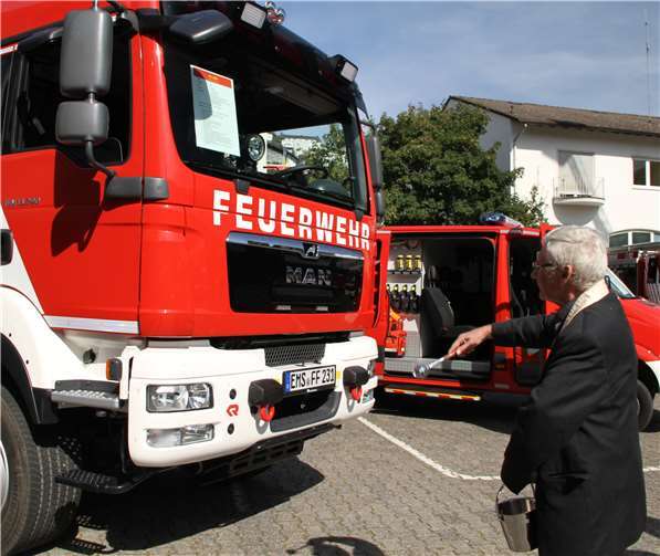 Pater Peter Harr bei der Taufe des Rosenbauer Tanklöschfahrzeuges „TLF 3000“.