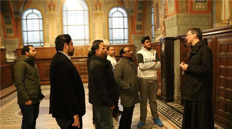 Pater Petrus erklärt den Gästen die Sakristei.Privat