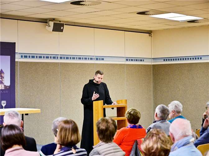 Pater Philipp Meyer hat sich mit seinem Buchtitel auf das berühmte Zitat des heiligen Augustinus bezogen, nach dem das Herz unruhig ist, bis es Ruhe findet in Gott. Foto: Benediktinerabtei Maria Laach