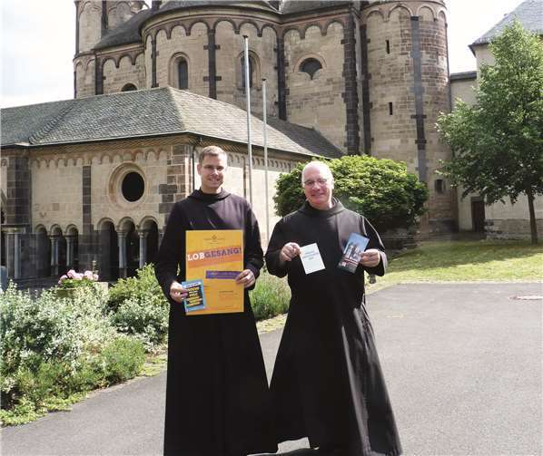 Pater Philipp Meyer (links) und Pater Elias Stoffels hatten zu einem Presse-Informationsgespräch nach Maria Laach eingeladen. Foto: FRE