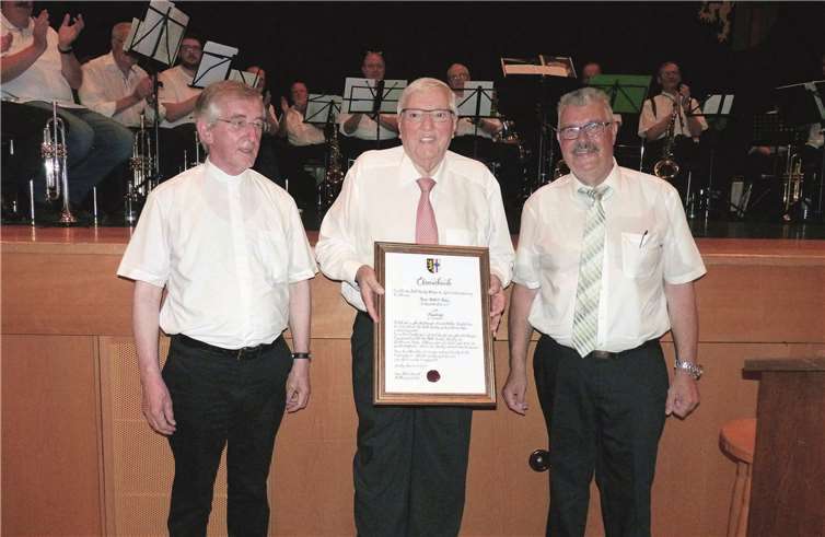 Pater Prof. Dr. Heribert Niederschlag (v.li.), Ehrenbürger Herbert Kranz und Stadtbürgermeister Hans Peter Ammel.