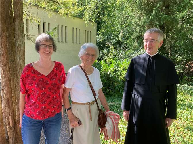 Pater Prof. Dr. Heribert Niederschlag von den Pallottinern in Vallendar , hier mit Schönstatt-Pilgern, ist Postulator im Seligsprechungsverfahren für den Märtyrer Franz Reinisch und Organisator seiner Gedenktage.  Foto: Heinz Lempertz