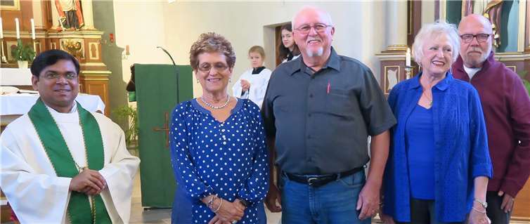 Pater Raymond begrüßte Gail und Steve Klein, Loretta und Dr. Charles Schmidt in der Kirche in Holler. Fotos: G. Feig
