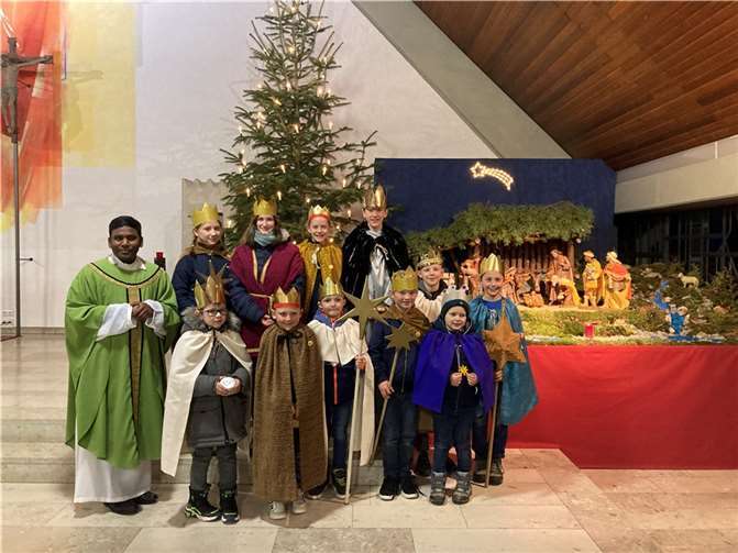 Pater Richard mit den „Königinnen und Königen“ neben der Krippe in der Pfarrkirche.  Foto: privat