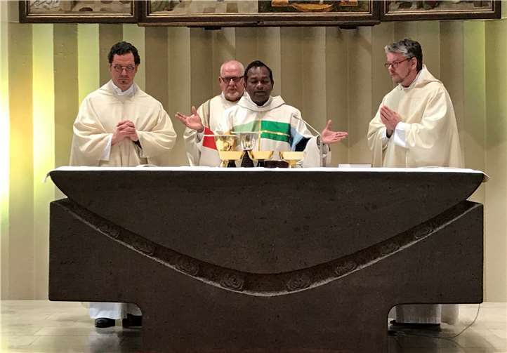 Pater Saji Thomas Cheruchilampil wurde den Gläubigen vorgestellt. Privat