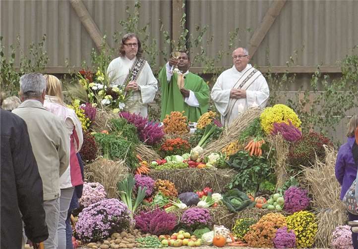 Pater Satschi, Diakon Saxler und Diakon Hammes zelebrierten die Messe.privat