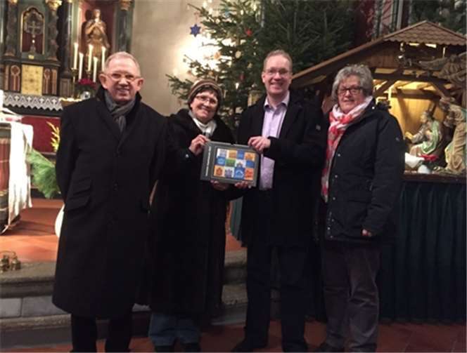 Pater Stanislaus Friede (leitender Pfarrer Swisttal), Ursula Knauf (Kirchenvorstand Morenhoven), Organist Ansgar Pöhler und Gemeindereferentin Marion Hicketier (von links) bei der Übergabe.privat