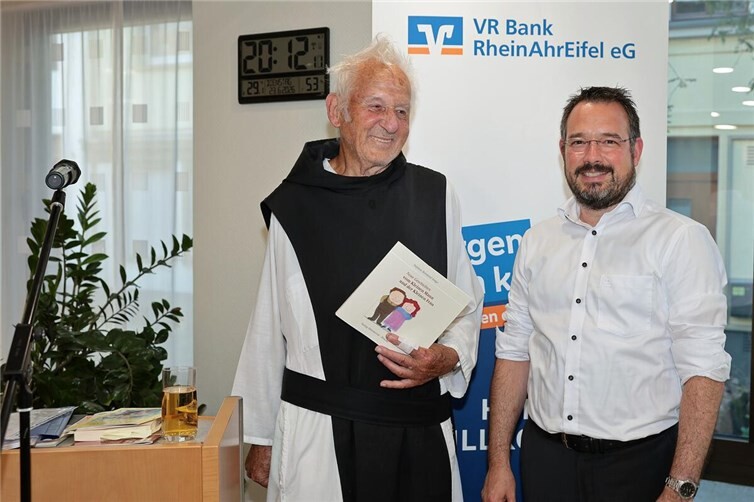 Pater Stephan Reimund Senge aus dem KlosterHimmerod mit Regionalmarktdirektor Thomas Klassmann bei der Autorenlesung in der Filiale der VR Bank RheinAhrEifel eG in Adenau.
