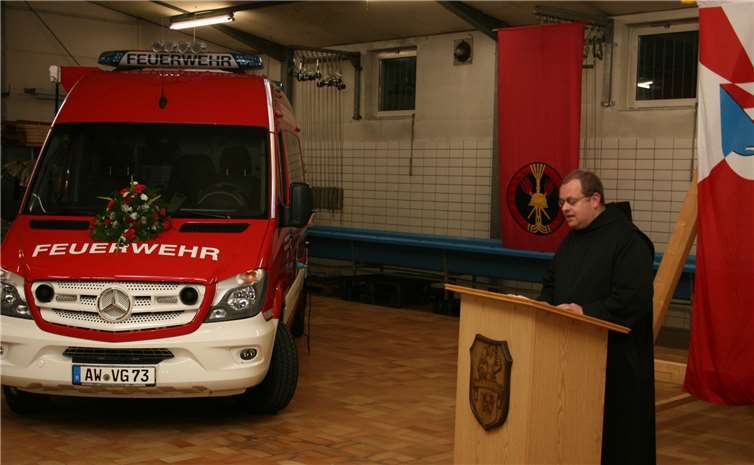 Pater Timotheus von Maria Laach nahm die Einsegnung des neuen ELW 1 vor.