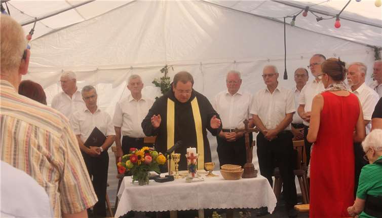 Pater Timotheus zelebrierte den Gottesdienstim bis auf den letzten Platz gefüllten Festzelt.