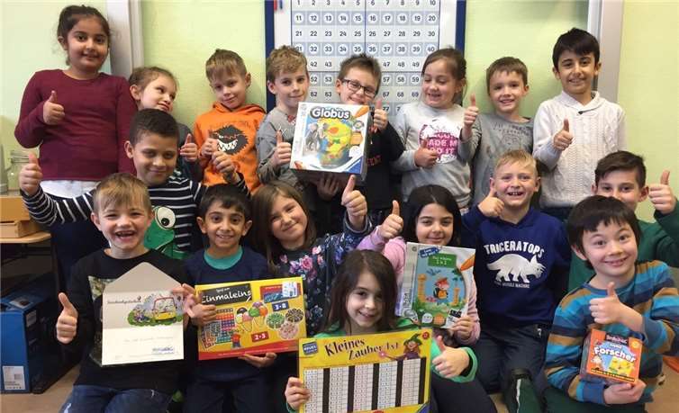 Pater-Wald-Grundschüler der zweiten Klasse nach der Geschenkeübergabe.privat