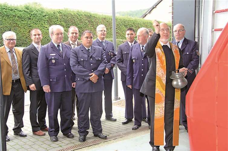 Pater Wolfgang Nick segnete die neuen Räumlichkeiten des Bürgerhauses und des Gerätehauses der Feuerwehr. WK