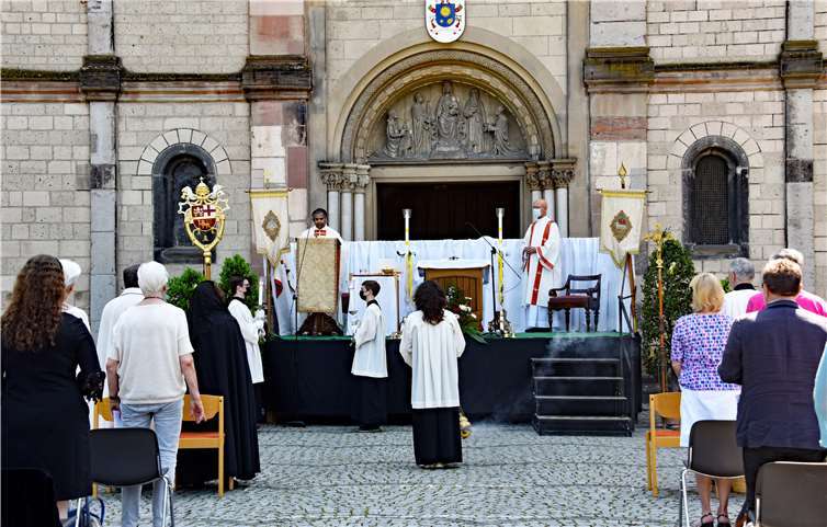 Pater Xavier Manickathan zelebrierte zusammen mit Diakon Horst Dany bei sonnigem Wetter den feierlichen Gottesdienst.Foto: RUEDIGER BRENNIG