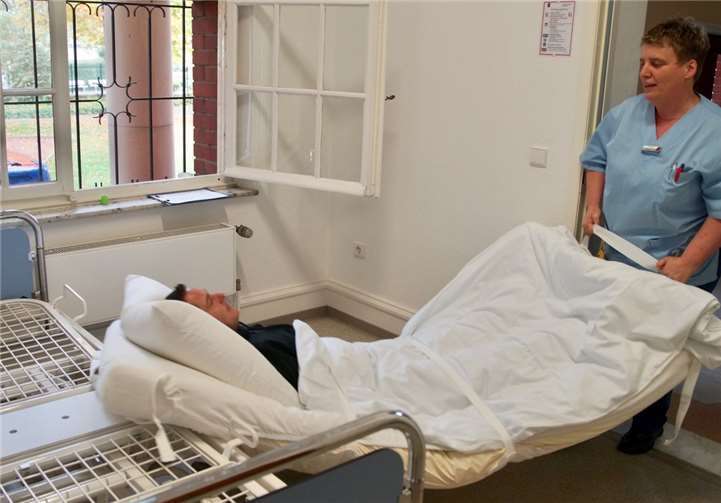 Patienten-Evakuierung ist, dank der Evakuierungsdecke, durch eine Person möglich.