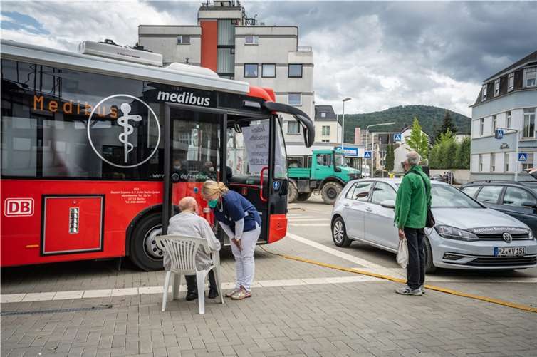 Patienten vor dem DB Medibus auf dem Bahnhofsvorplatz in Bad Neuenahr. Foto: DB AG/Michael Neuhaus