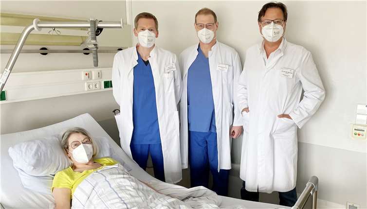 Patientin Dagmar Rath freut sich gemeinsam mit ihren Ärzten Prof. Dr. Frank Breuckmann, Bernd Olschovsky und Dr. Markus Reinartz (v. li.) über die erfolgreiche 5.000. Untersuchung und Behandlung.Foto: Herz-Jesu-Krankenhaus Dernbach