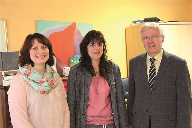 Patricia Felsberg (l.) wird die Leitung des Hospizes im Ahrtal übernehmen. Yasmin Brost (M.) wird ihr als Pflegedienstleiterin zur Seite stehen. Das Bild zeigt die beiden mit Hospiz-Geschäftsführer Christoph Drolshagen.Heribert Frieling