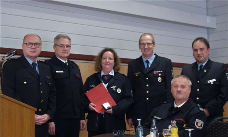 Patricia Höfer, Mädchenbeauftragte der Jugendfeuerwehr St. Sebastian wurde für ihre Verdienste um die Jugendfeuerwehr mit dem Ehrenzeichen der Jugendfeuerwehr Rheinland-Pfalz in Bronze ausgezeichnet. Fotos: Kreisjugendfeuerwehr Mayen-Koblenz