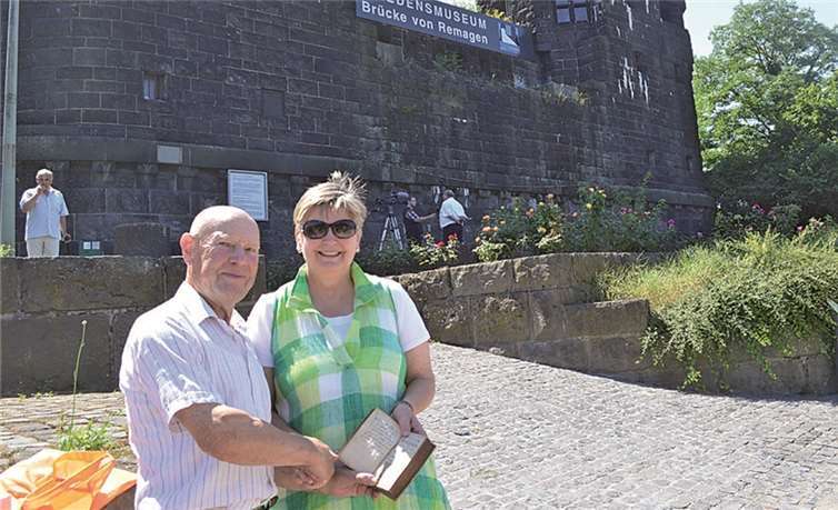 Patricia Kirktrimble übergibt das Buch des Heiligen Augustinus an Hans Peter Kürten. AB