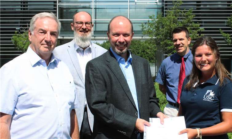 Patricia Müller mit (v.l.n.r.) Prof. Dr. Dietrich Holz, Dr. Laurent Borgmann, Prof. Dr. Michael Langenbahn und Jens Andreas Faulstich vom Bereich Sprachen/Internationales. Foto: privat