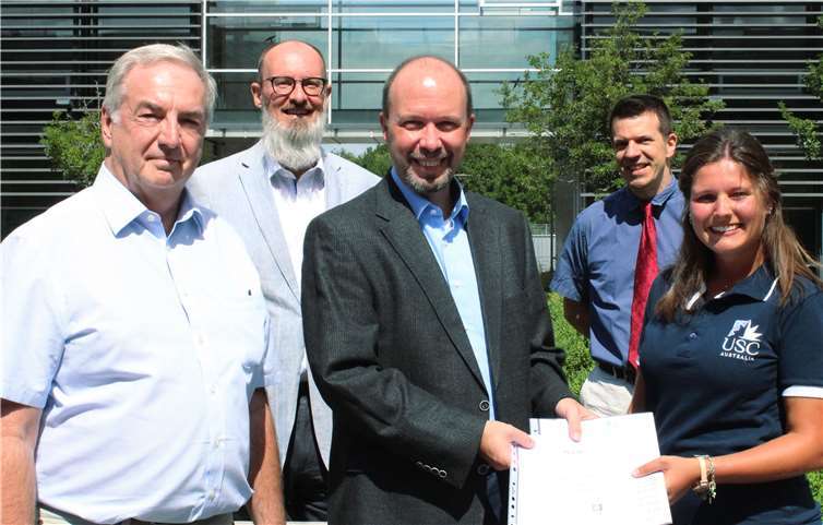 Den Doppelabschluss im Gepäck Patricia Müller mit (v.l.n.r.) Prof. Dr. Dietrich Holz, Dr. Laurent Borgmann, Prof. Dr. Michael Langenbahn und Jens Andreas Faulstich vom Bereich Sprachen/Internationales. Foto: RheinAhrCampus