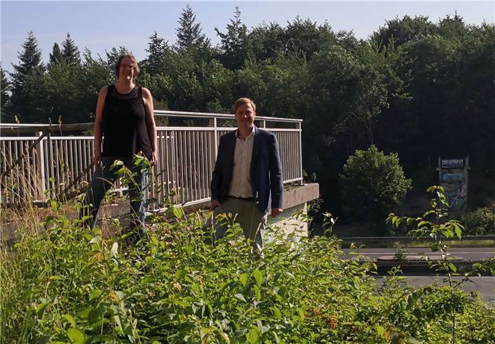 Patricia Stahl und Stefan Pohl freuen sich, bald wieder über eine Brücken den Kottenforst erreichen zu können. Foto: privat