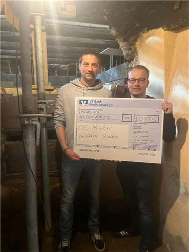 Patrick Bach und Ortsbürgermeister Markus Bach bei der Übergabe auf der Baustelle im Rüberer Backes.  Foto: privat