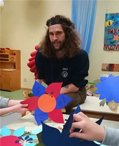Patrick Bock, Student an der Hochschule Koblenz, begleitet die Kindergruppe Lapislazuli im Rahmen einer Studium-Projektarbeit. Foto: privat